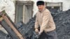 Чектөө менен сатылган арзан көмүр, кезек күтүп кезергендер