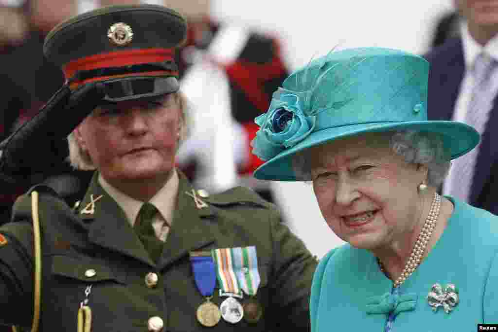 Kraljica stiže u rezidenciju irskog predsednika tokom njene istorijske posete u maju 2011. godine, prve posete britanskog šefa države Republici Irskoj, koja je stekla nezavisnost od Ujedinjenog Kraljevstva 1922. godine. &nbsp;