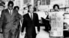 Predsjednik John F. Kennedy maše iz svog automobila u povorci otprilike minut prije nego što je ubijen, 22. novembra 1963. u Dallasu. 