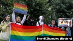 LGBT aktivisti učestvuju u protestu protiv amandmana na ruski ustav u Moskvi, 2020.
