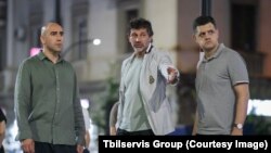 დასუფთავების სამსახურის უფროსი მერთან და მერის მოადგილესთან ერთად