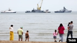 Московски поморски бродови закотвени во близина на пристаништето Каспијск на Каспиското Море во руски Дагестан