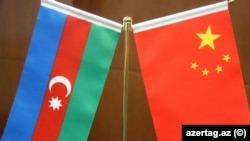 Azərbaycan və Çin bayraqları