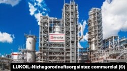 Установка каталітичного крекінгу на заводі «ЛУКОЙЛ-Нижегороднафтооргсинтез» у Нижньогородській області, ілюстративне фото