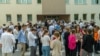 Elevi așteaptă să intre în sălile de clasă pentru a susține examenul de Bacalaureat la limba română, iunie 2023.