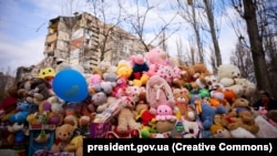 Дитячі іграшки біля будинку пошкодженого ударом російського безпілотника, внаслідок якого загинули 12 людей, серед яких пʼятеро дітей. Одеса, 6 березня 2024 року
