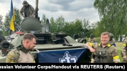 Члени військового підрозділу «Російського добровольчого корпусу» (РДК) біля броньованої машини, Бєлгородська область Росії, ілюстративне фото