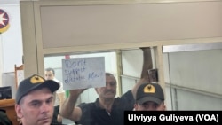 Tofiq Yaqublu Bakı Ağır Cinayətlər Məhkəməsində "Diktator İlham Əliyevi dəstəkləməyin" şüarı qaldırıb. (Foto arxiv)