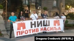 Na protestu "Niš protiv nasilja" 18. avgusta ispred Gradske kuće govorili su prosvetni radnici iz tog grada. Kako su naveli, su novu školsku godinu ulaze "sa zebnjom".
