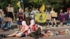  Protestatarii ucraineni comemorează momentul uciderii prizonierilor de război ucraineni de la Olenivka, pe 28 iulie.