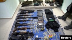 Оръжия и оборудване, които израелската армия твърди, че е открила в болничния комплекс "Ал-Шифа" в Ивицата Газа. Тази снимка беше публикувана от израелската армия на 15 ноември 2023 г.