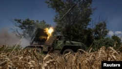 Український військовий веде вогонь із системи «Град» поблизу Авдіївки, 18 липня 2023 року