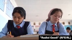 Яке аз мактабҳои Тоҷикистон. Акс аз бойгонӣ
