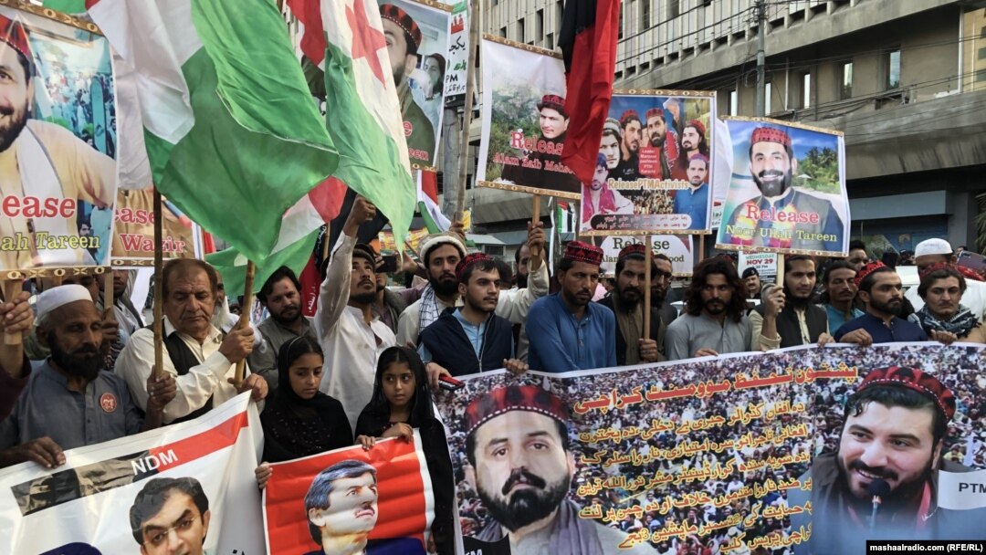 د پي ټي اېم او دوو نورو ګوندونو غړي د ډېسېمبر پر دویمه په کراچۍ کې د بې اسناده افغانانو د ایستلو پرضد د مظاهرې په مهال.