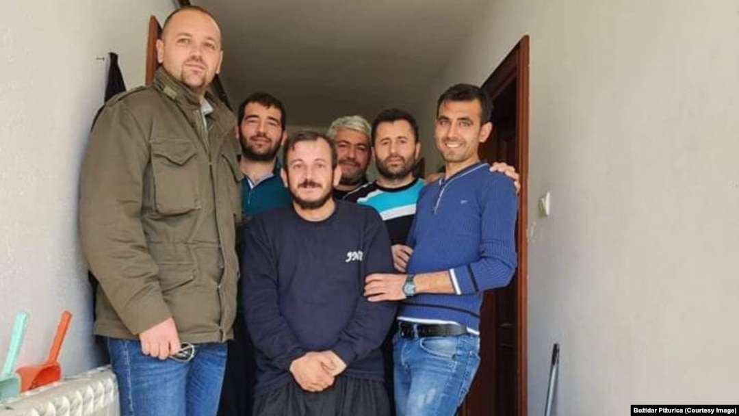 Bozidar Pižurica (lijevo) sa radnicima iz Turske kojima je pomogao u Kolašinu. 