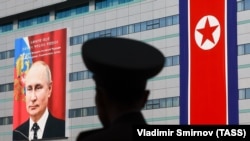 Банери на площі імені Кім Ір Сена в Пхеньяні під час підготовки до візиту президента РФ Володимира Путіна, КНДР. Архівне фото