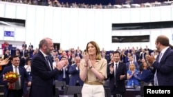 Eurozastupnici čestitaju Roberti Metsola drugi mandat na čelu Europskog parlamenta, Strasbourg, Francuska, 16. srpnja 2024.