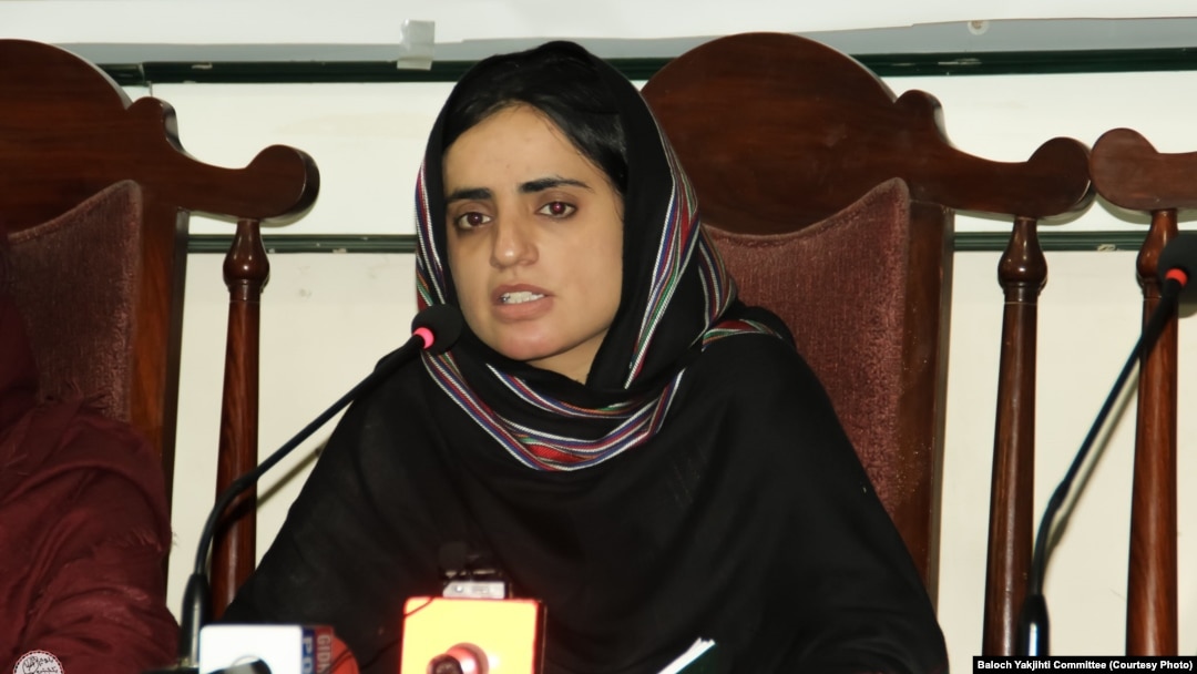 ماهرنګ بلوڅه خبري غونډې ته وینا کوي - پخوانی انځور 