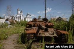Спалений танк Т-72 як нагадування про невдалу спробу російських військ перейти річку Сіверський Донець