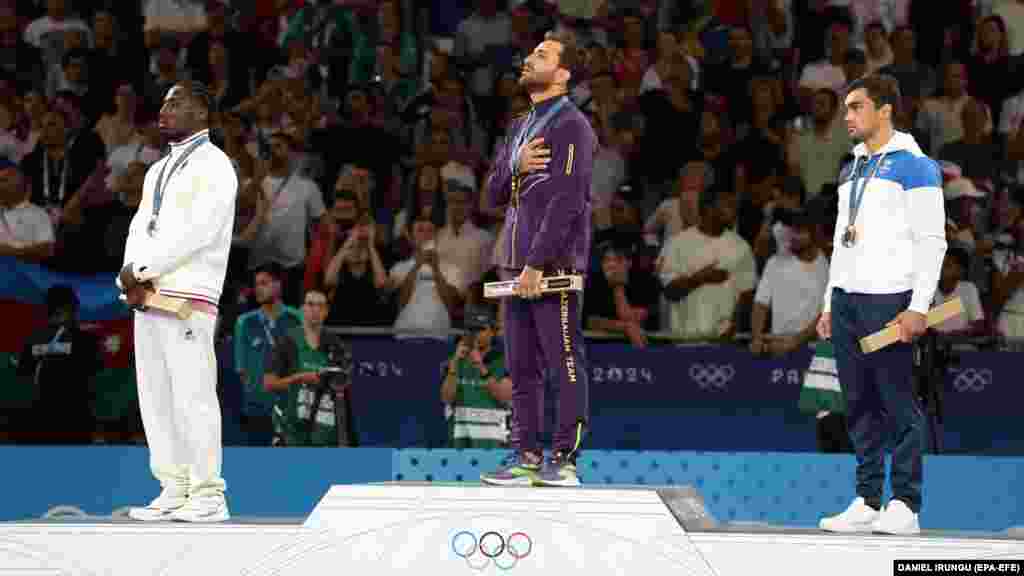 Osvajač srebrne medalje Joan-Benjamin Gaba iz Francuske (lijevo), osvajač zlatne medalje Hidayat Heydarov iz Azerbajdžana i osvajač brončane medalje Adil Osmanov iz Moldavije na postolju nakon finalne borbe u kategoriji do 73 kilograma za muškarce u džudo takmičenju 29. jula.