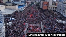 Хиляди на протест в Прищина в защита на Хашим Тачи, 2 април 2023 г.
