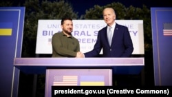 Президент України Володимир Зеленський і президент США Джо Байден (праворуч). Італія, 13 червня 2024 року (фото ілюстративне)