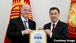 Президент Садыр Жапаров (оңдо) жана ФИФАнын президенти Жанни Инфантино (солдо). Бишкек. 5-май, 2023-жыл