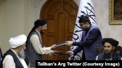 دا تړونونه پرون په ارګ کې د طالبانو د رییس الوزرا د مرستیال ملا عبدالغني برادر په حضور کې د دوی د مخابراتو د وزیر او د ایمټياین او افغان بيسیم شرکتونو تر منځ لاسلیک شوي.
