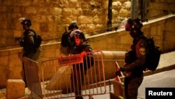Fotogalerija: Izraelska policija upala u Al-Aksu, uhapšeno više stotina Palestinaca
