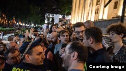 საბა ბრაჭველი და ნიკა რომანაძე პოლიციელებით გარშემორტყმული 2 ივნისის აქციაზე.
