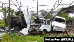 Tri kamiona oštećena kliznom bombom koja je udarila u štalu.