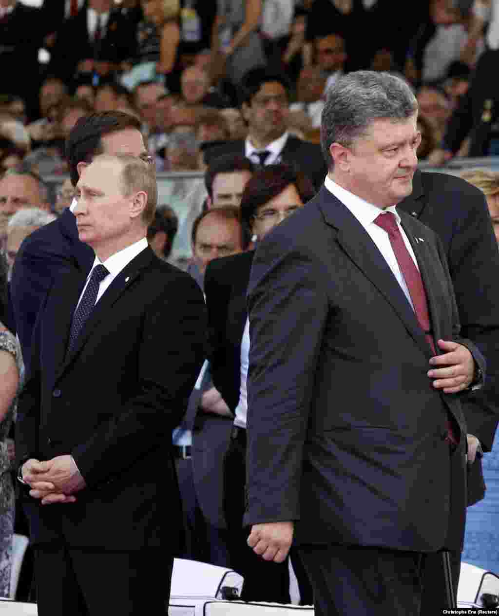 По време на 70-ата годишнина от десанта в Нормандия през 2014 г. новоизбраният тогава президент на Украйна Петро Порошенко (вдясно) минава покрай руския президент Владимир Путин, без да признае присъствието му на фона на напрежението около незаконното анексиране на украинския полуостров Крим от Русия, което се случи три месеца по-рано. Тогавашният френски президент Франсоа Оланд покани своите руски и украински колеги в опит да разреши кризата, предизвикана от подкрепяните от Русия сепаратисти в Източна Украйна и анексирането на Крим от Москва.