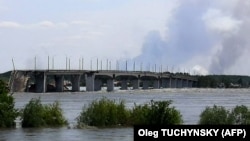 Мостот Антоновски во периферијата на Херсон
