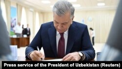 Президент Узбекистана Шавкат Мирзиёев голосует на президентских выборах. Ташкент, 9 июля 2023 года