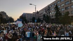 Učesnici protesta ispred zgrade Policijske uprave Beograda, 8. jul 2023.