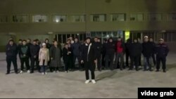 Тұрақты жұмыс сұрап, Жаңаөзен қалалық әкімдігі алдында тұрған халық. 7 сәуірге қараған түн, 2023 жыл.