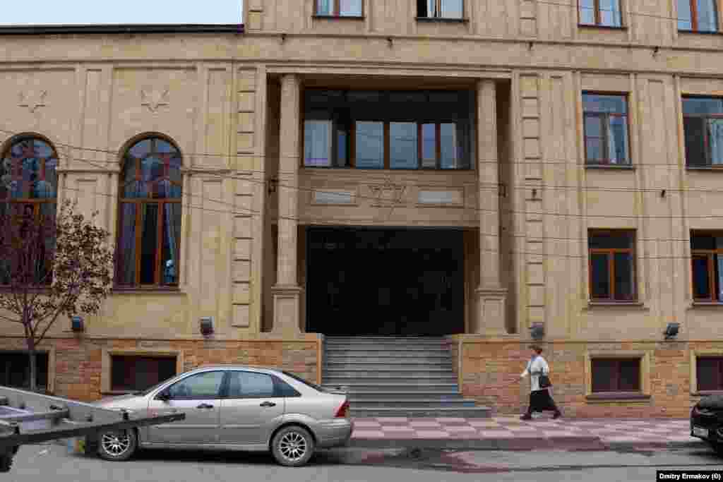 Синагога Келе-Нумаз в дагестанском Дербенте в мае 2023 года До революции 1917 года в городе было 11 синагог. Сейчас в Дербенте осталось только одна эта синагога. 