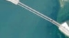 На супутникових знімках сервісу Planet.com, на яких видно, що на південь від мосту встановили баржі