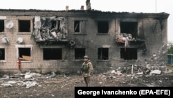 Український поліцейський оглядає пошкоджену будівлю під час евакуації місцевого населення, Вовчанськ, Харківська область, 13 травня 2024 року