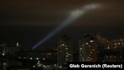 Українські військові використовують прожектор для пошуку ворожих безпілотників у небі над Києвом, 27 лютого 2023 року