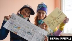 Севдие Реджеб-Райков и Геновева Михайлова с част от обучителните материали на БАССЕС