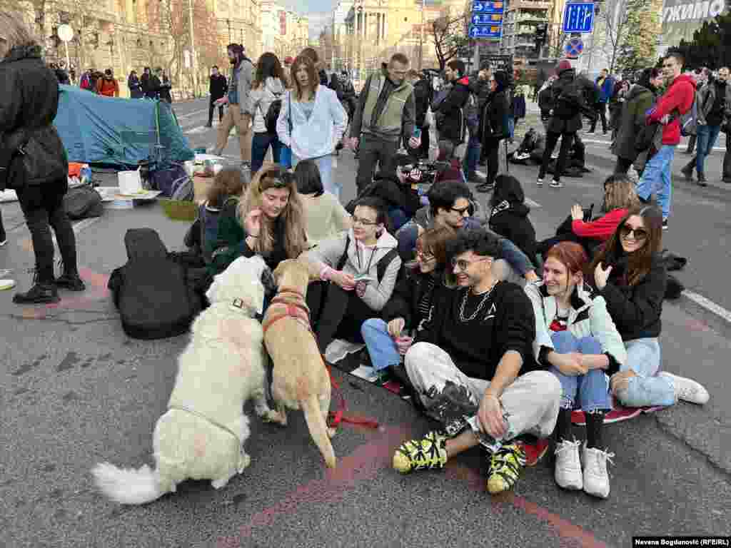 Studenti su se pridružili protestima organizujući blokade u centru grada. 