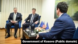 "Međunarodna zajednica, predvođena Sjedinjenim Državama, će biti garant rešavanju konflikta na severu Kosova", ocenjuje Stefan Vladisavljev. Na fotografiji specijalni američki izaslanik Gabriel Escobar i izaslanik EU Miroslav Lajčak sa kosovskim premijerom Aljbinom Kurtijem u Prištini, juni 2023.