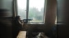 Боєць ЗСУ веде вогонь у перші дні створення плацдарму в селі Кринки, Херсонська область, жовтень 2023 року