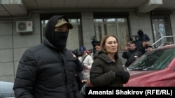 24.kg сайтынын жетекчиси Асел Оторбаеваны суракка алып бараткан учур. Бишкек. 2024-жыл. 