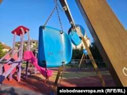 Уништени лулашки на игралиштето во паркот Нирнберг во наслебата Ново Лисиче, кои се поставија во 2020 година