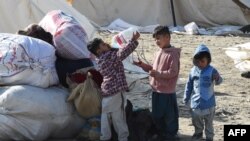 پاکستان کې یو شمېر افغان ماشومان - ارشیف