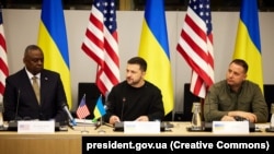 Президент України Володимир Зеленський (посередині) під час засідання Контактної групи з питань оборони України у форматі «Рамштайн». Штаб-квартирі НАТО. Брюссель, Бельгія, 11 жовтня 2023 року, ілюстративне фото
