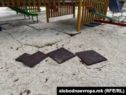 Делови од подлогата на игралиштето во Карпош