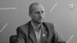 Олег Попов, 1972-2023.<br />
<br />
Попов родился в Луганской области Украины. Владел бизнесом по производству трикотажных изделий. Примкнув к поддерживаемым Россией сепаратистам, он стал де-факто депутатом &laquo;парламента&raquo; квазигосударственного образования на контролируемой сепаратистами территории Луганской области.<br />
<br />
В сентябре 2022 года в Сети появилась информация о его &laquo;смерти&raquo;. Это был фейк. Позже сепаратистские власти заявили, что намеренно распространили новость, чтобы раскрыть заговор с целью убийства. В декабре 2023 года Попов был <a href="https://d3mjgcdt6fw501.cloudfront.net/a/v-luganske-vzorvan-avtomobilj-deputata-lnr-olega-popova/32717923.html" target="_blank">убит </a>в Луганске. По <a href="https://www.pravda.com.ua/eng/news/2023/12/6/7431918/" target="_blank">сообщениям</a>, спрятанное в его машине взрывное устройство привела в действие группа украинских спецназовцев<br />
&nbsp;